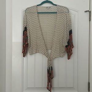 Flutter sleeve front tie shirt